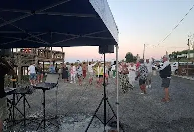 Vue en journée du bar à huîtres Charneau & Fils à la Pointe d’Arçay