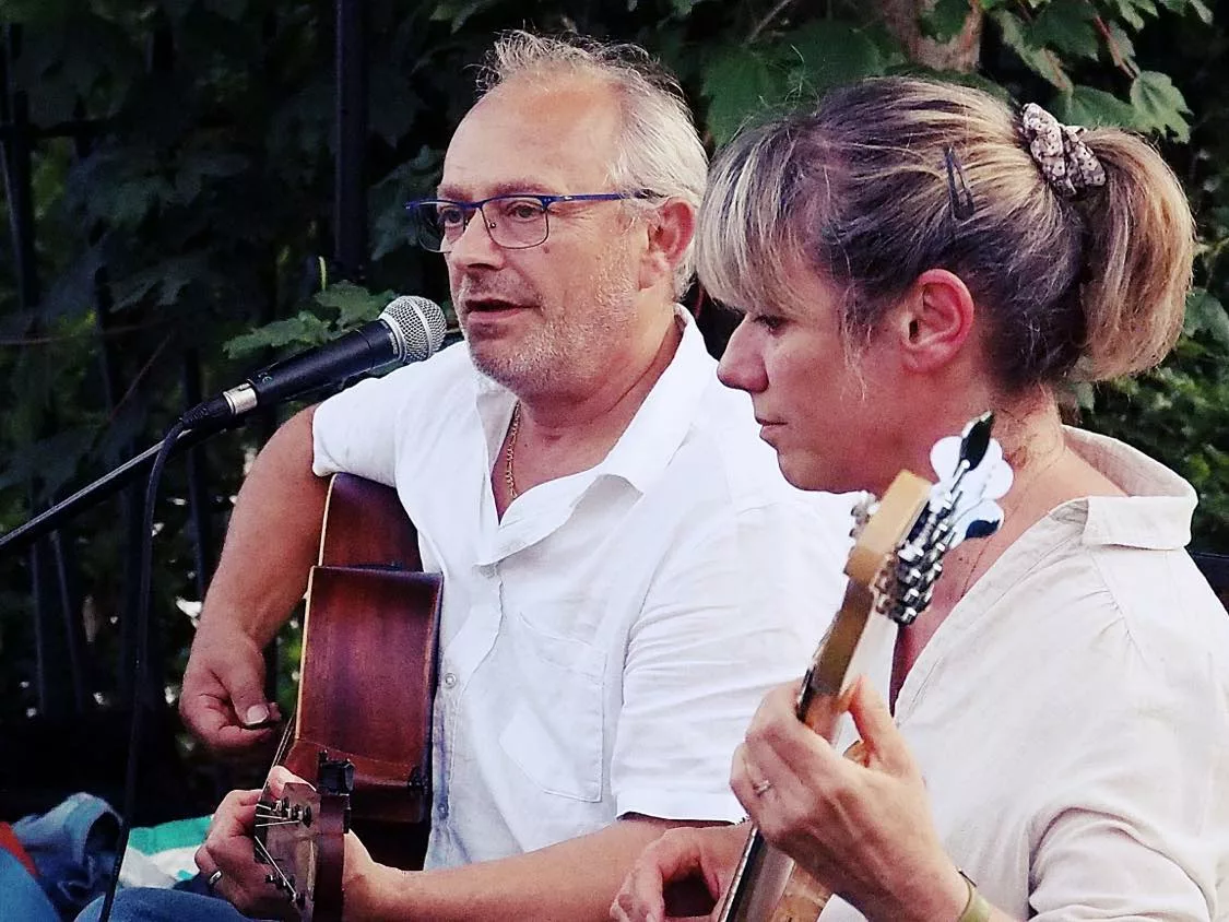 Musiciens en concert lors d’une soirée au bar à huîtres Charneau & Fils